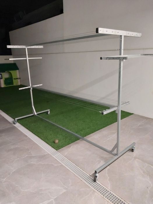 Estendais novos galvanizados com rodas, são desmontáveis.