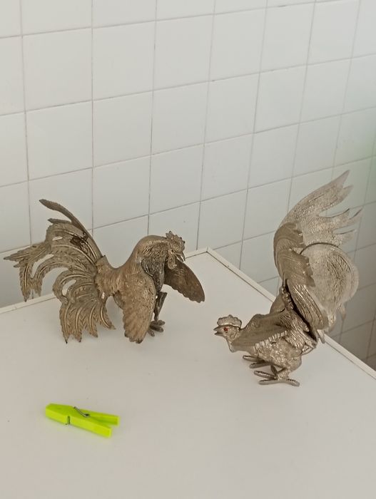 Galo em latão prateado