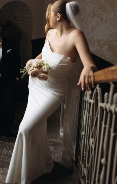 Мінімалістична весільна сукня