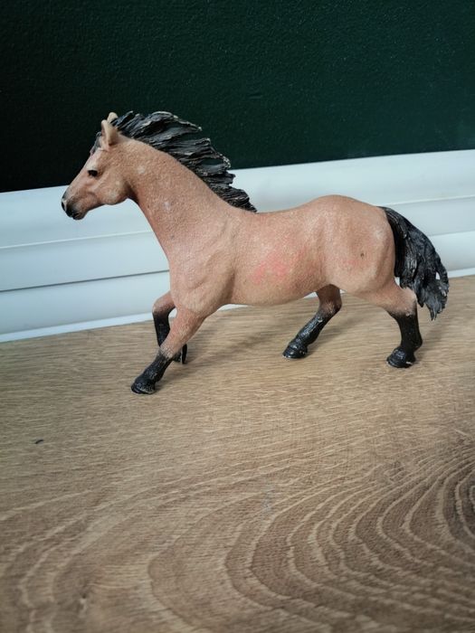 figurka konia ogier