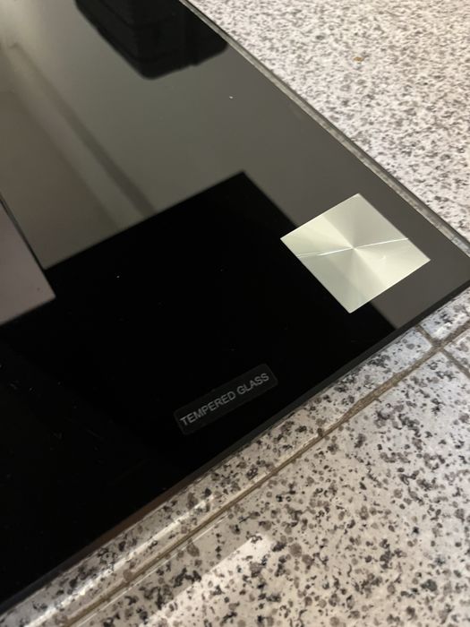 Mesa de vidro temperado, preta e prateado