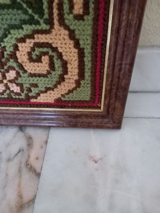 Quadro em ponto de arraiolos  a moldura está  perfeita,.