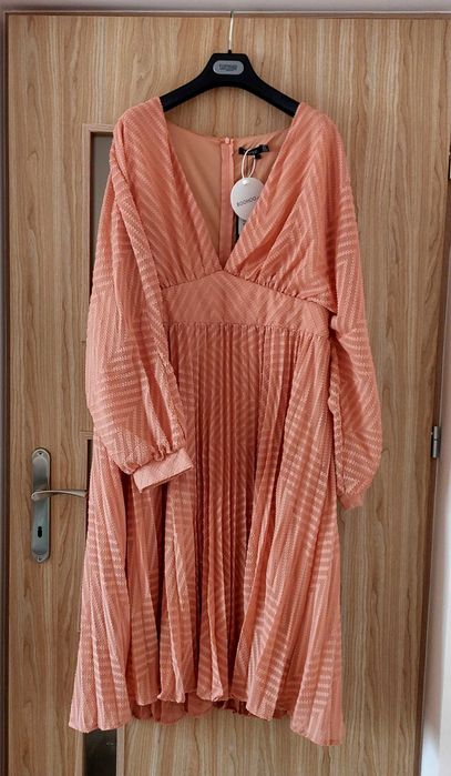 Nowa sukienka Boohoo rozmiar 48