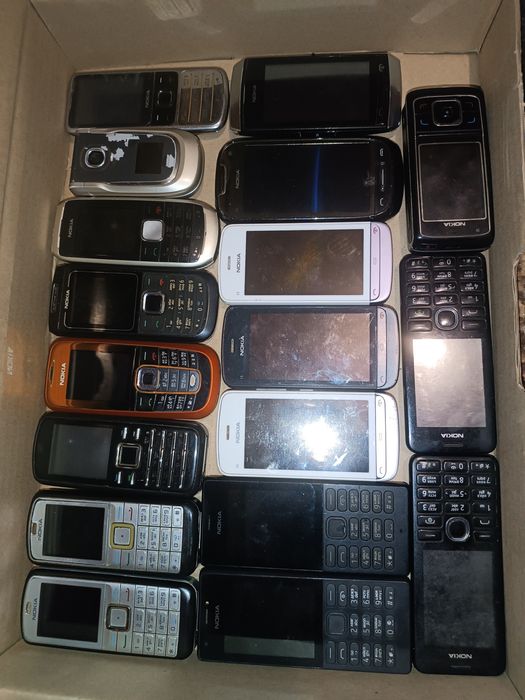 Лот з мобільних тиліфонів