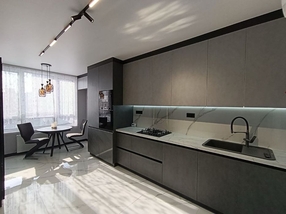 Будинокз підземним паркінгом уцентрі поблизу парку