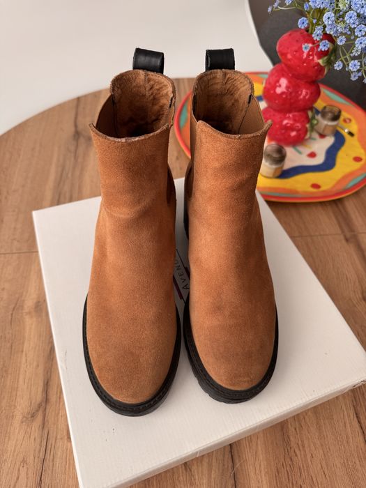 Zamszowe botki Strafivarius