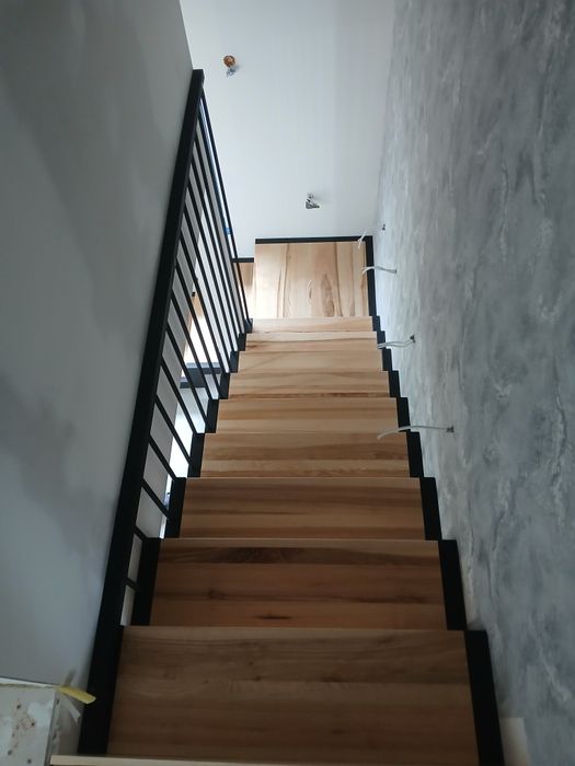 Schody metalowe drewniane balustrady