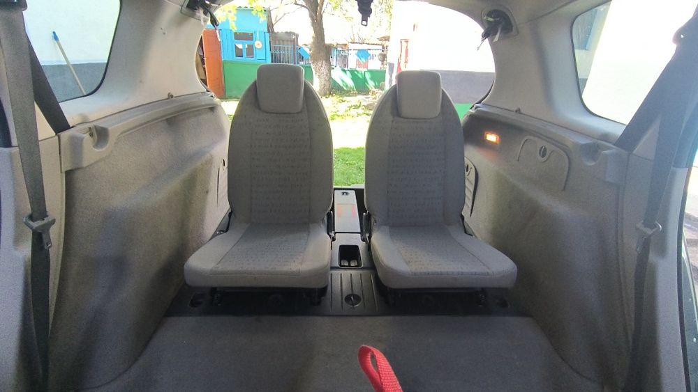 Продаєть авто Renault Scenic Megane 2006 року газ/бензин. 7 місць 205т пробіг.