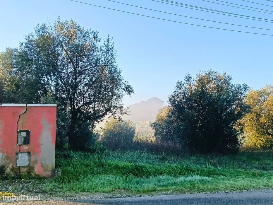 Terreno situado no centro da vila de Acanhões