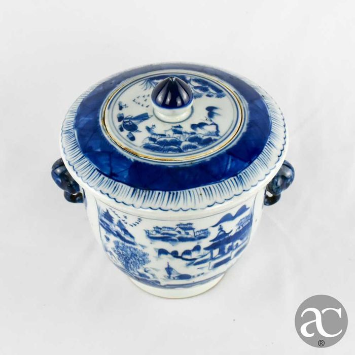 Terrina redonda China Qianlong, séc. XVIII, pegas em forma de elefante