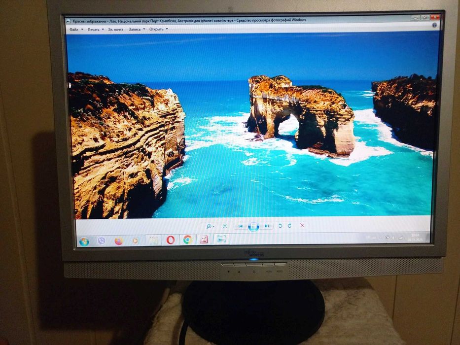 LCD монітори  BenQ GL2450, Fujitsu Siemens L22W-8.