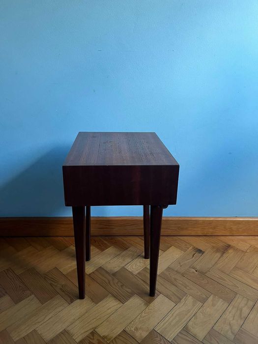 Conjunto de 2 mesinhas de apoio em madeira – uma para restauro