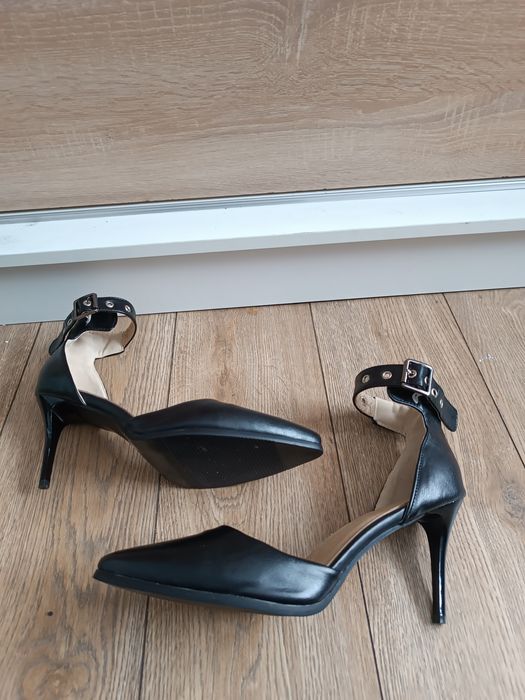 Czarne czółenka z paskiem