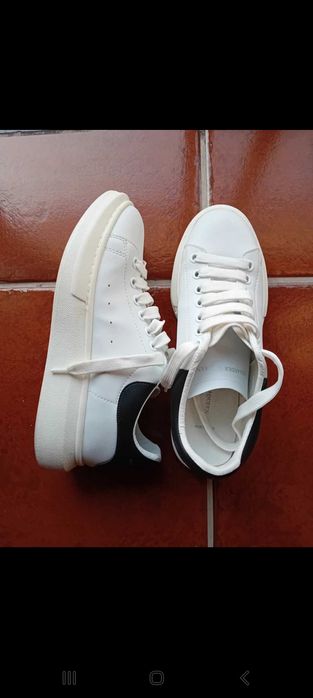 Tenis brancos com muito pouco uso
