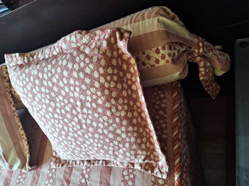 Colcha com 1 travesseiro e 3 travesseiras