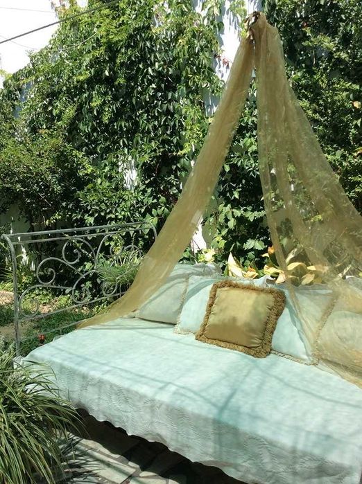 Cama em Ferro recuperada, transformada em Canapé para Jardim