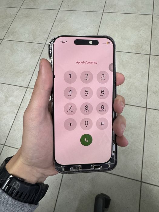 Дисплей iPhone 16 pro з дифектом