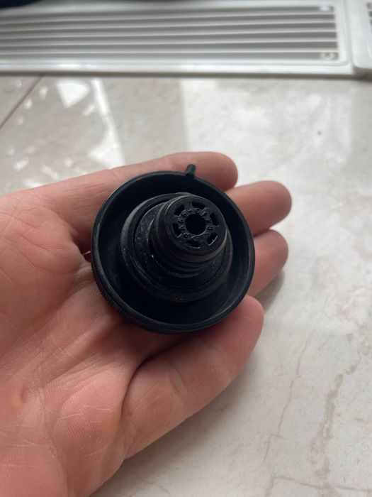 Продам кришку пробку розширювального бачка автомобілів Toyota Lexus