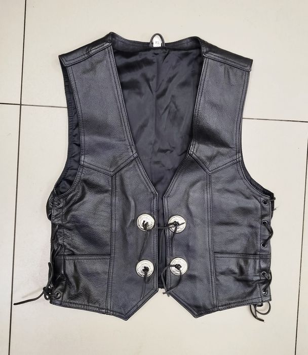 Жилет  кожаный мото жилет р. XS.
