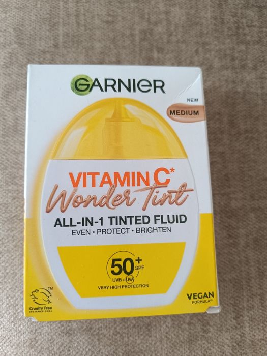 Тональний флюїд Garnier з вітаміном С для обличчя з фактором SPF 50