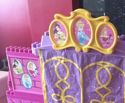 Casinha/Castelo de Princesa Disney grande – crianças brincam lá dentro