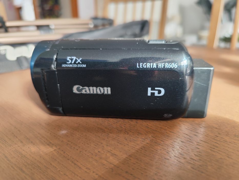 Complete Filming Kit: Canon Legria HF R606 Camera + Tripod64284401223299121