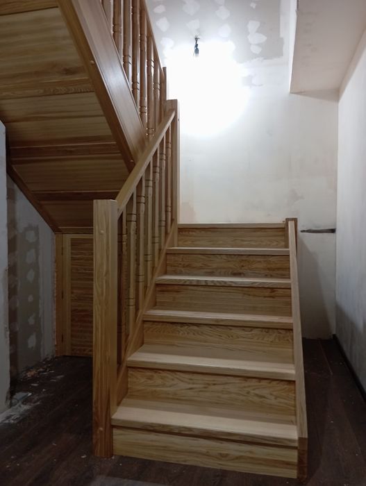 Дерев'яні сходи.