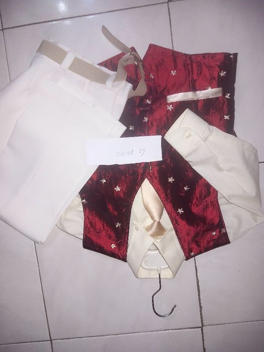 Roupa cerimónia.  Criança