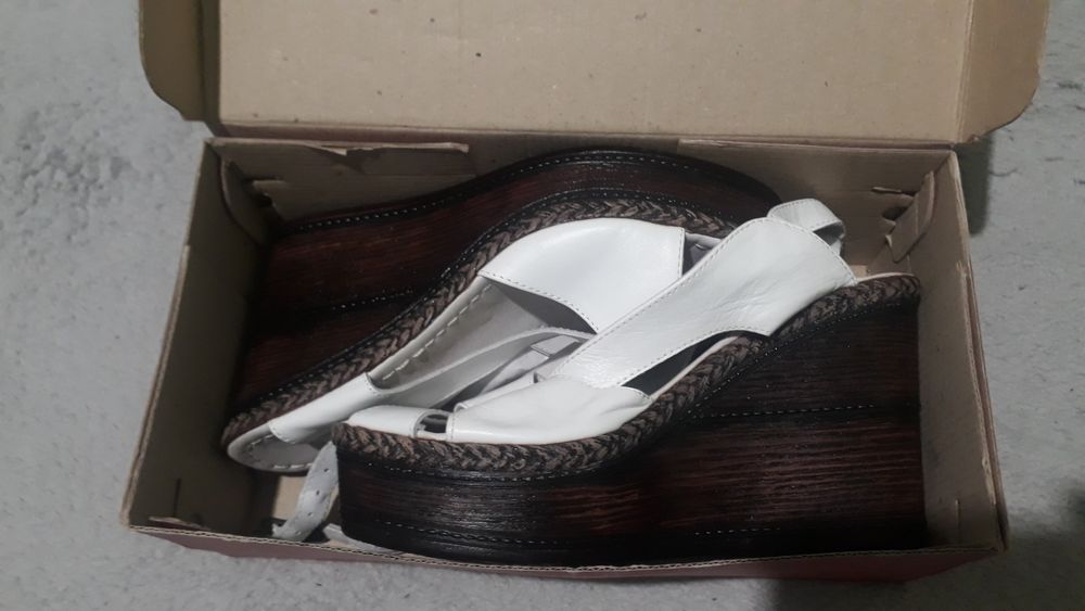 Босоножки на танкетке и платформе 39 р