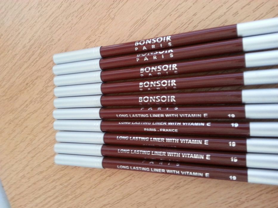 Продам косметические карандаши для губ и глаз.