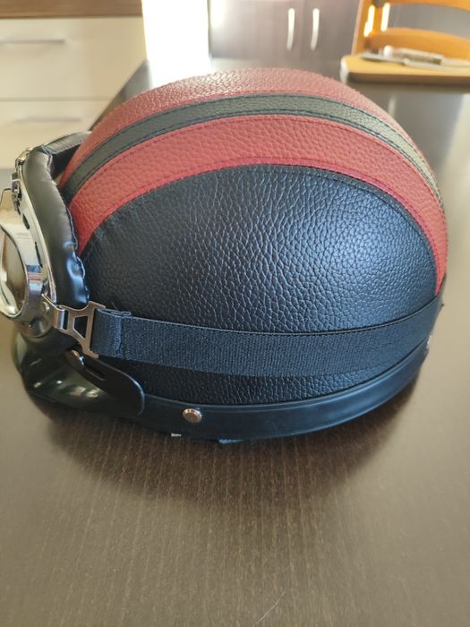 Kask z super okularami.
