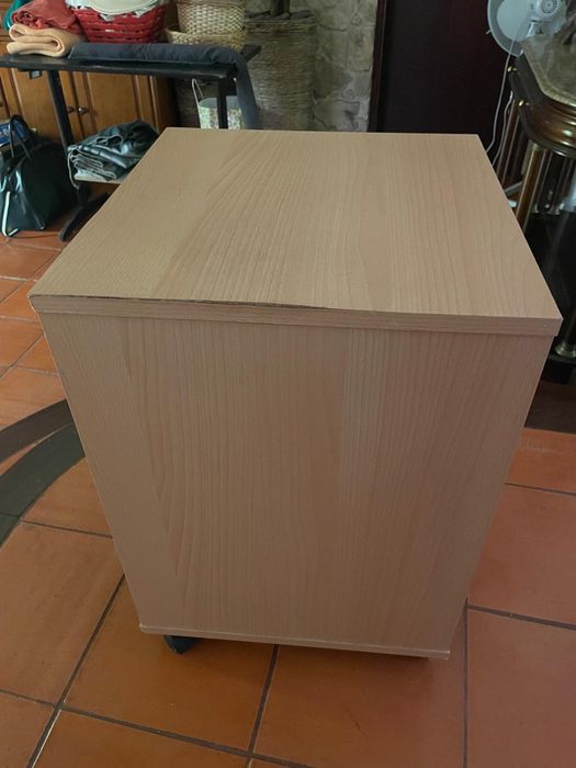Mesa de cabeceira com rodas
