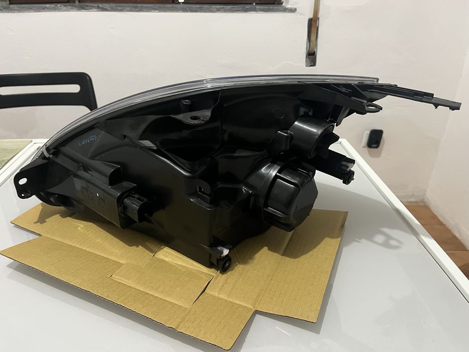 Faróis direito e esquerdo Ford Fiesta 2005 – Semi-novos
