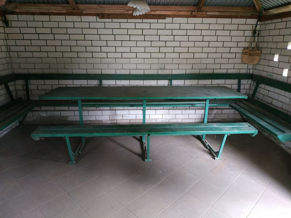 Стіл з лавочками
