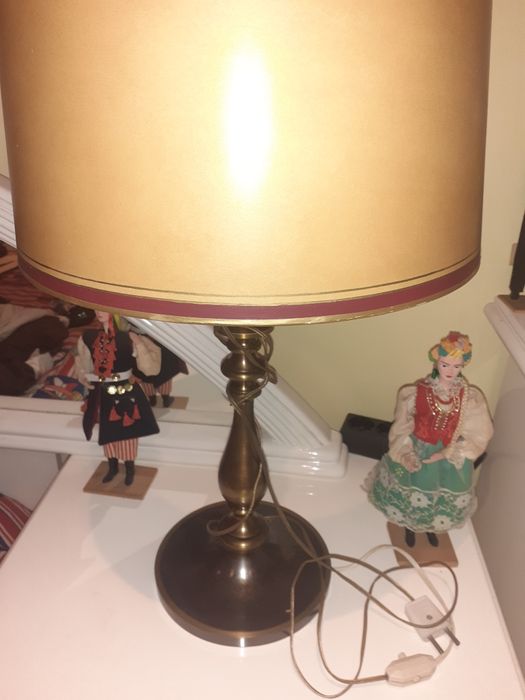 Candeeiro  muito bonito  antigo com base em latão