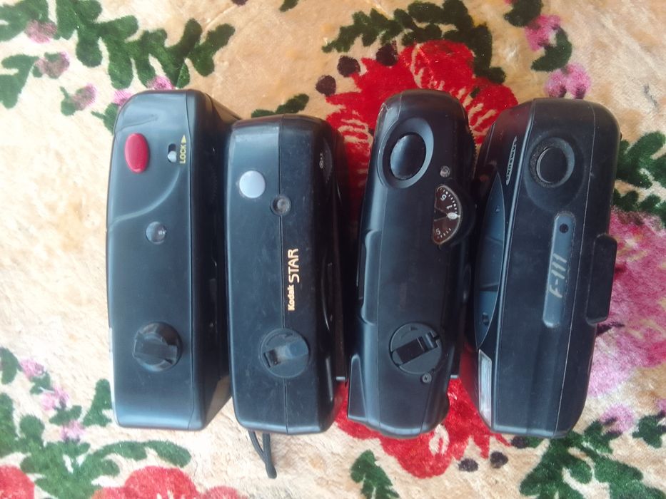 4 плівкових фотоапарата для колекції.