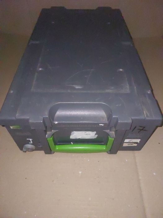 Ящик з міцного пластику з замком. Ящик для інструменту.