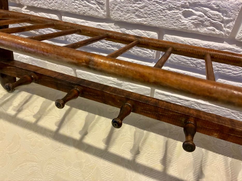 Stary drewniany wieszak ścienny