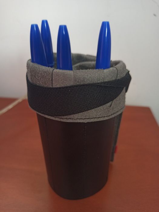 Porta-lápis de pele novo.