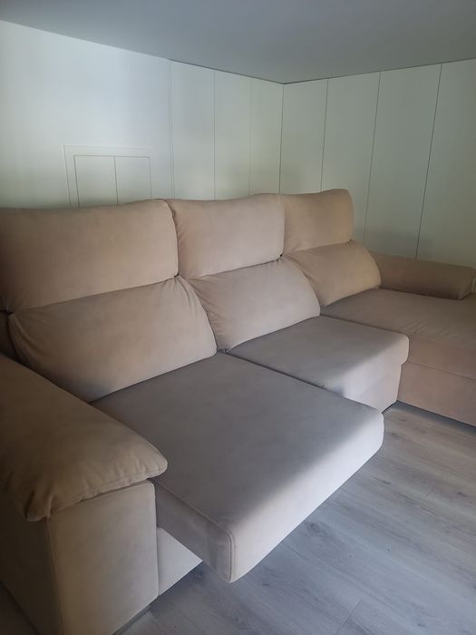Sofá com pouco uso. Beje.