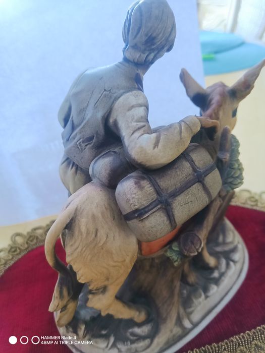 Figurka porcelanowa starzec z osiłkiem