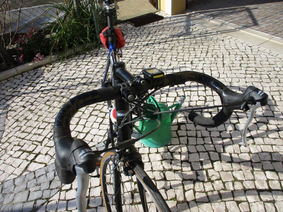 Bicicleta de estrada marca DECATHLON, roda 28, 16 speeds