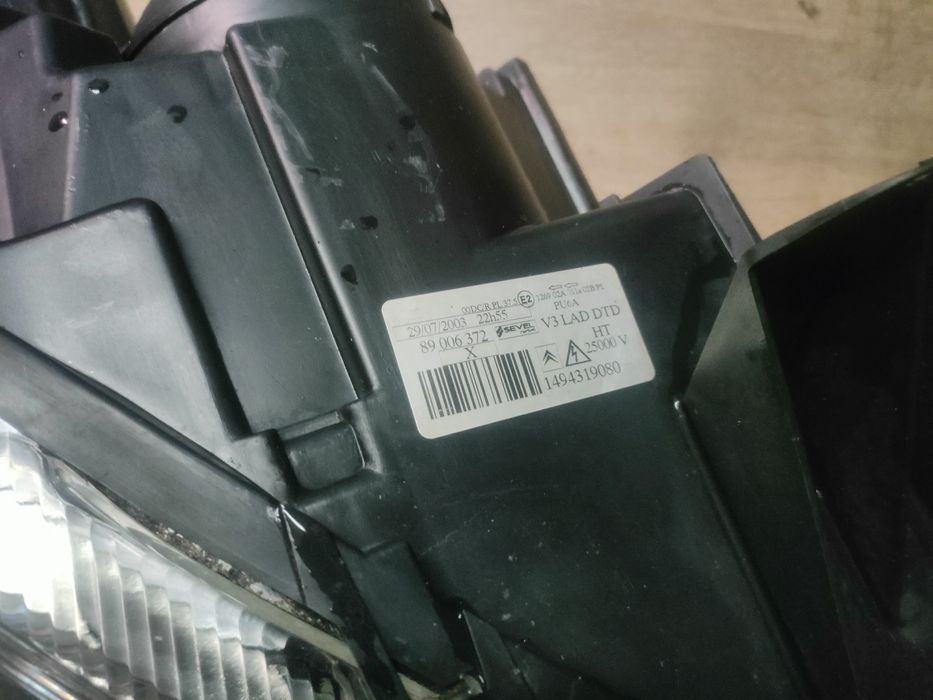 Citroen C8 reflektor lampa Xenon prawa przód