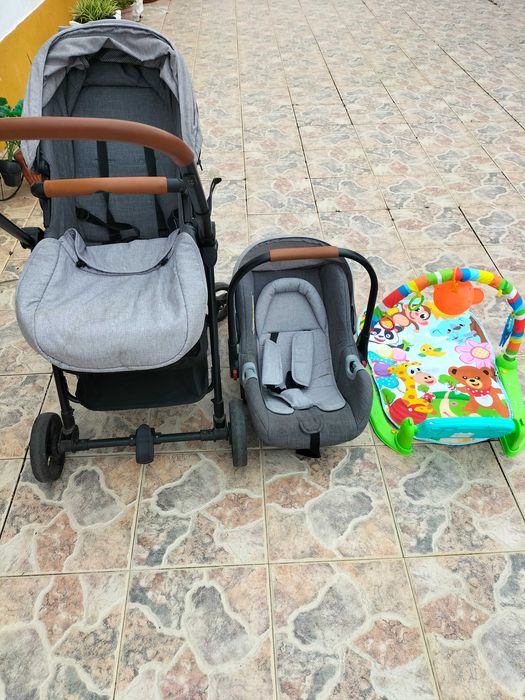 Carrinho praticamente novo, o ovinho está novo só foi usado durante uns meses. (Vendo por 130€ Valor Negociável).  Ofereço o tapate de actividades .