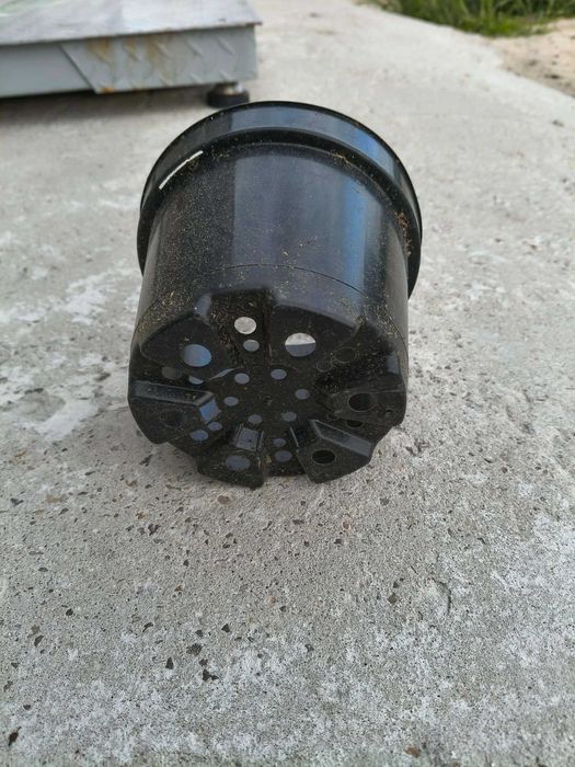 Doniczki plastikowe na sadzonki 1,5L