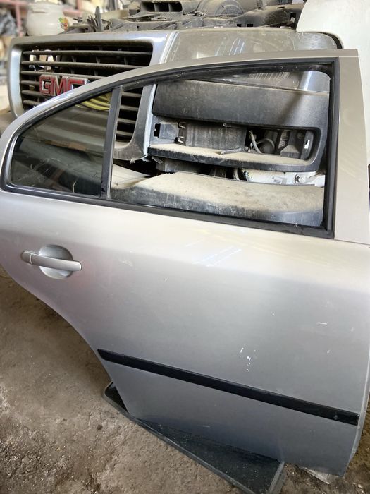 Двері передні Skoda Octavia Tour