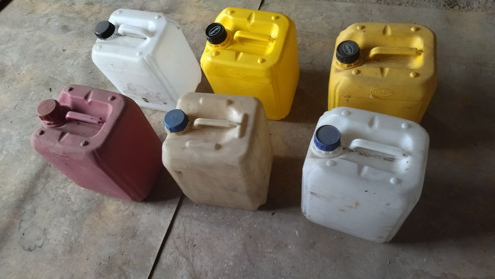 канистры  пластиковые 20 и  10 литров   б\у