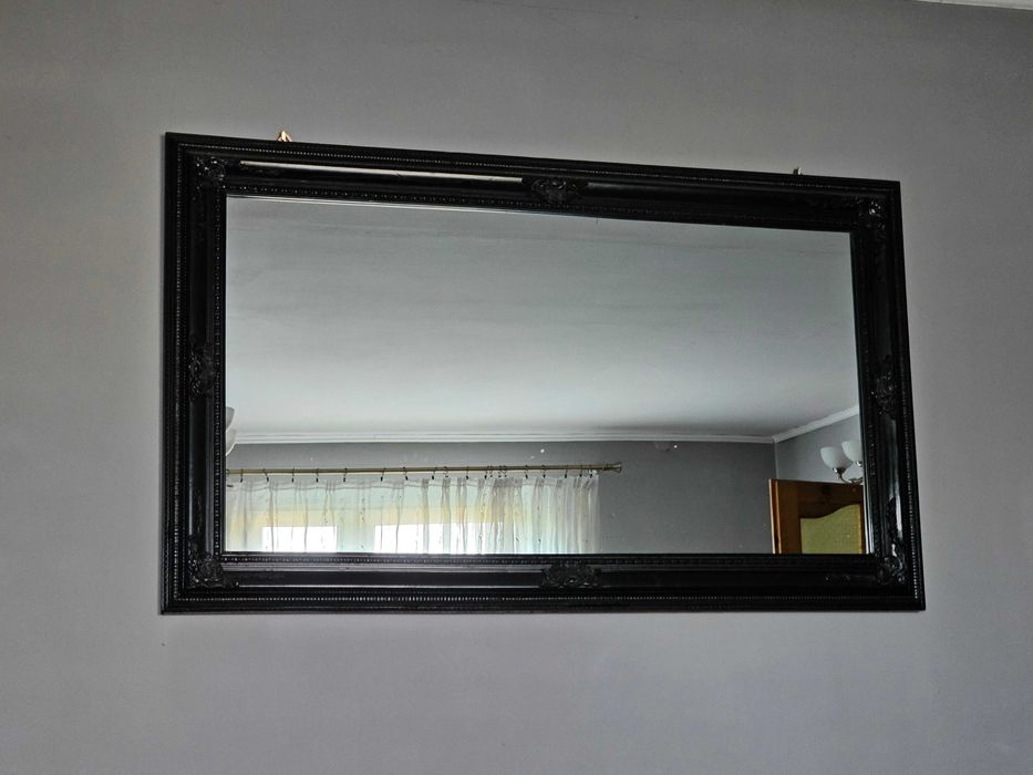 Duże lustro w ozdobnej ramie