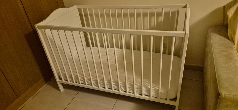 Cama de bébé (IKEA) com colchão, muito pouco uso