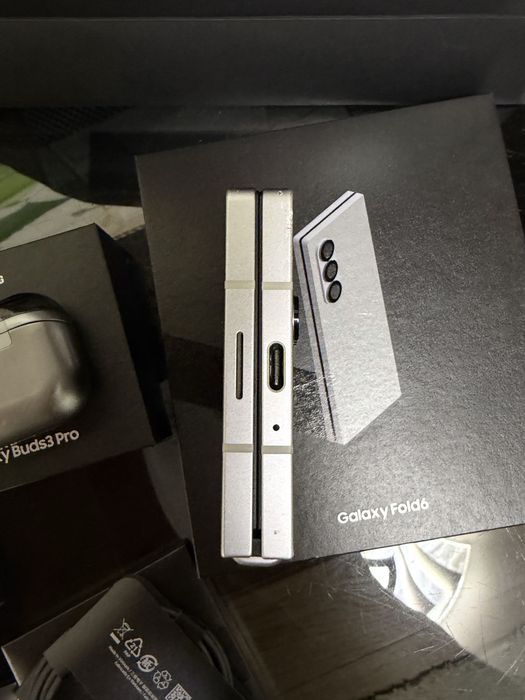 Samsung Galaxy Z Fold 6 + Samsung Galaxy Buds 3 Pro